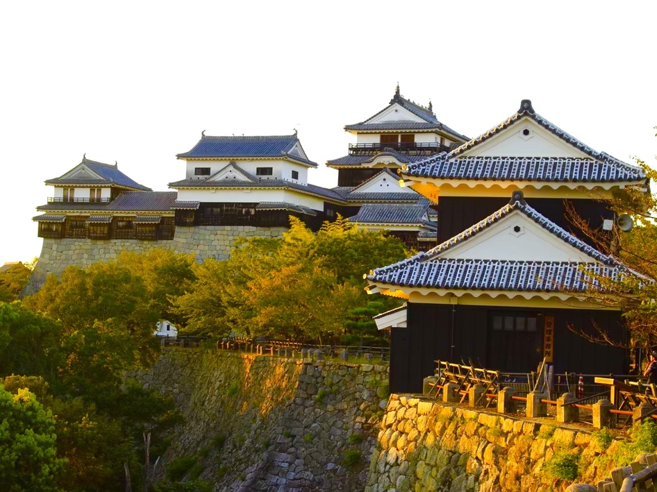 松山城 愛媛県松山市 の詳細情報 周辺観光 ニッポン城めぐり 位置情報アプリで楽しむ無料のお城スタンプラリー